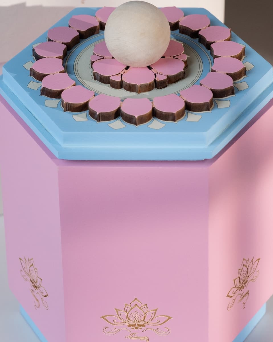 The lid of a pink Hexagon: the ring of blessing around a bead of pine